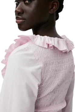 Store GANNI Gesmokte Bluse Mit Offenem Ausschnitt Aus Cotton Poplin Light Lilac