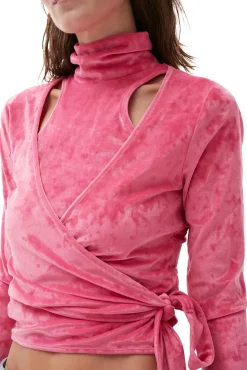 Shop GANNI Samt-Wickelbluse Shocking Pink